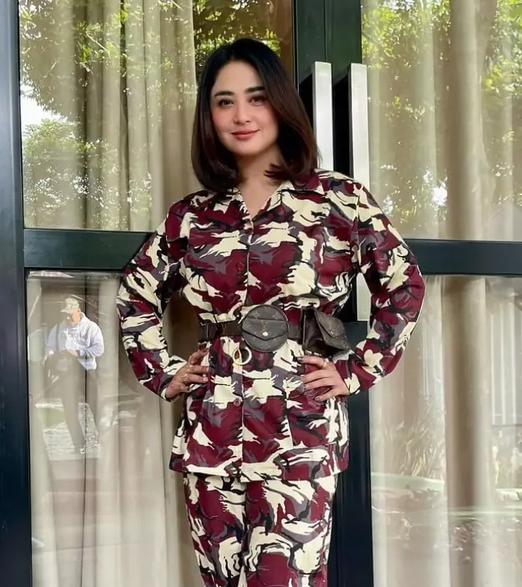 Ibu Dewi Persik