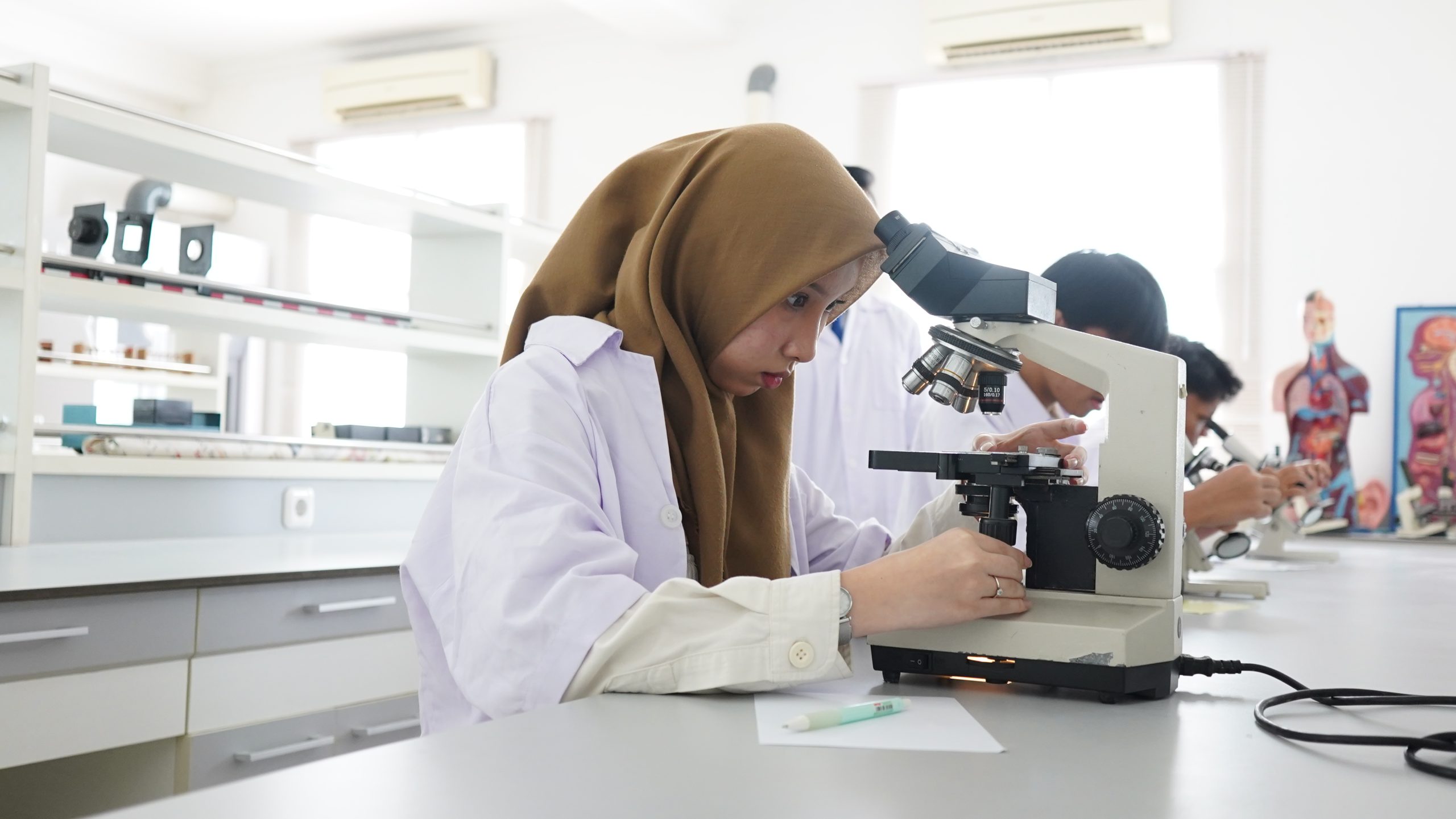 Pentingnya Ujian Praktik Langsung dalam Pelajaran Biologi di IIEC