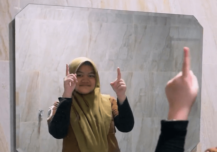 Adab Ketika Bercermin