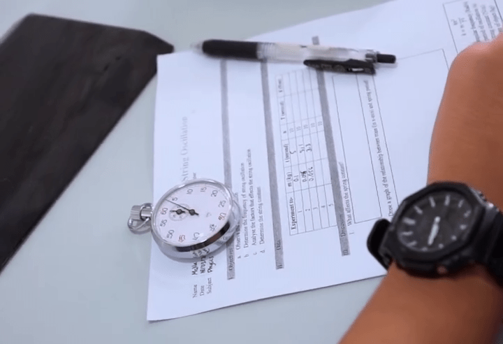 Siswa SMA IIEC Melaksanakan Ujian Praktek Fisika