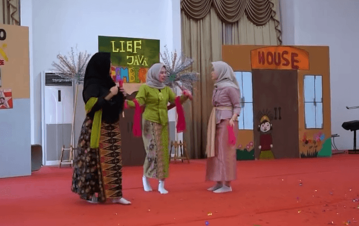 Siswa SMA IIEC Ujian Praktik Bahasa Indonesia dan Art Pentaskan Drama Musikal